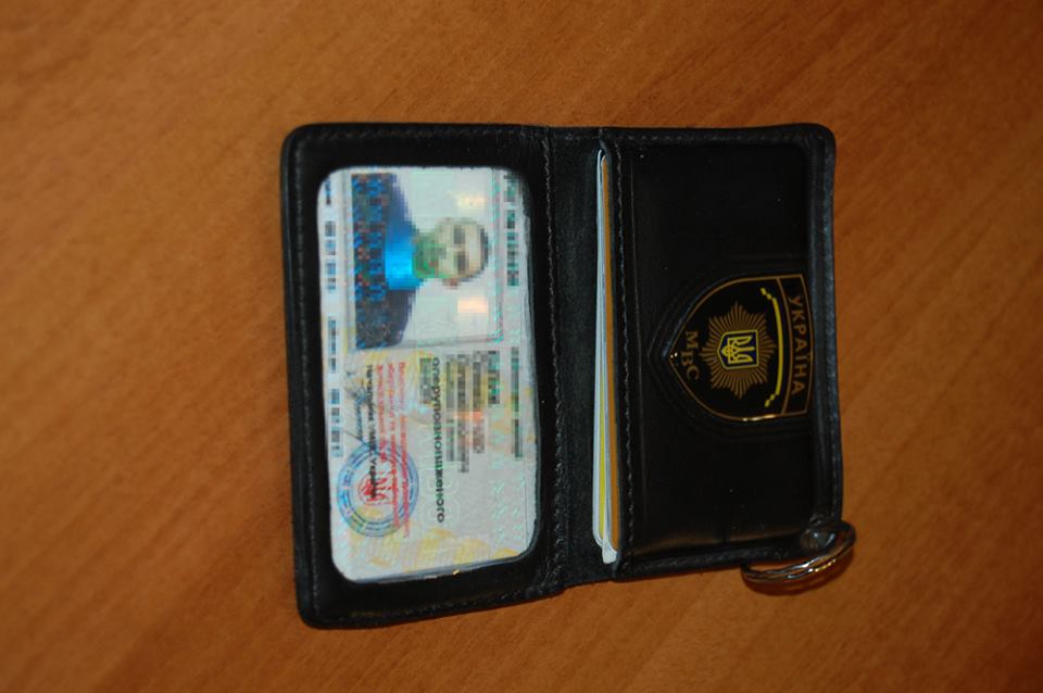 В Чернигове полицейский вымогал деньги у наркоманов  