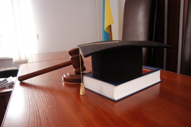 В Николаеве судья незаконно снял арест с денег афериста