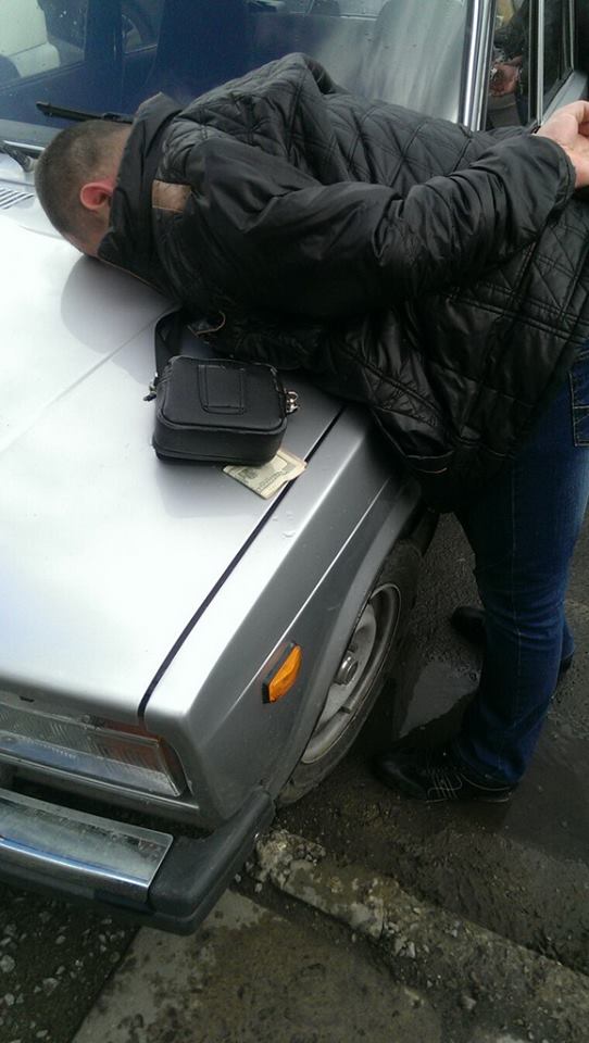 В Стрые задержали трех полицейских-взяточников  