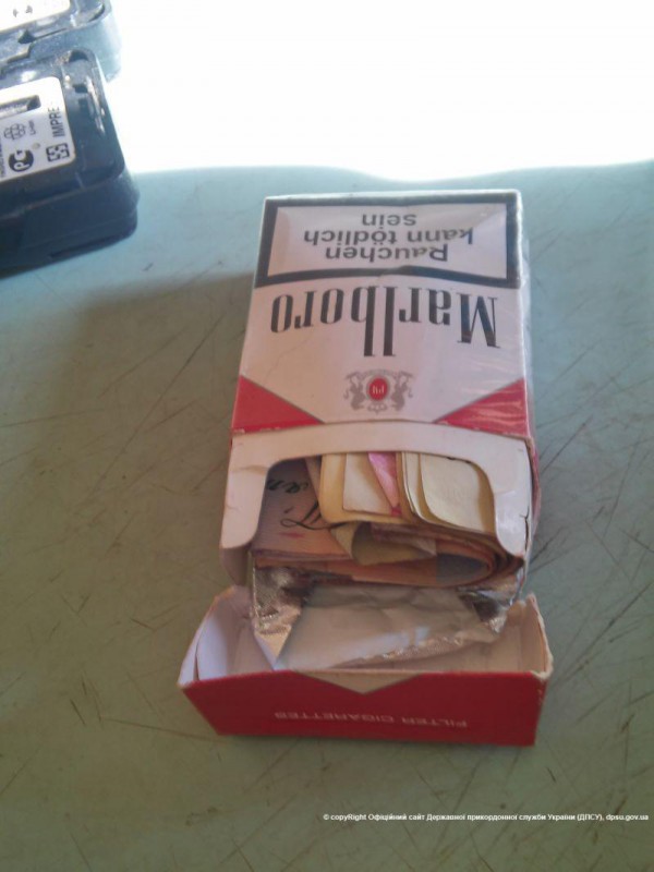 В зоне АТО пограничнику предложили пачку сигарет с тремя тысячами гривен (видео)