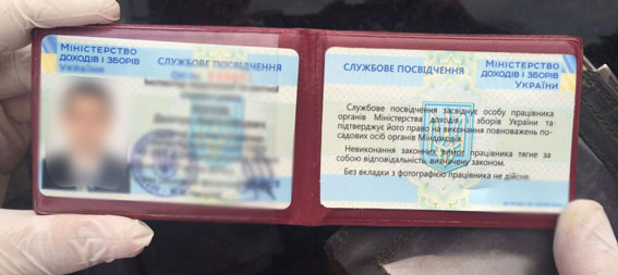 В Никополе налоговик требовал 10 тысяч гривен у бизнесмена  