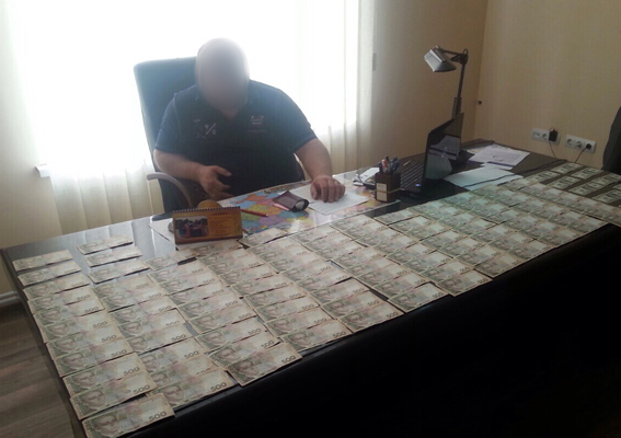 Начальник отдела львовской полиции вымогал три тысячи долларов