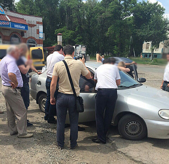 Днепропетровский бизнесмен «сдал» полиции двух налоговиков-взяточников