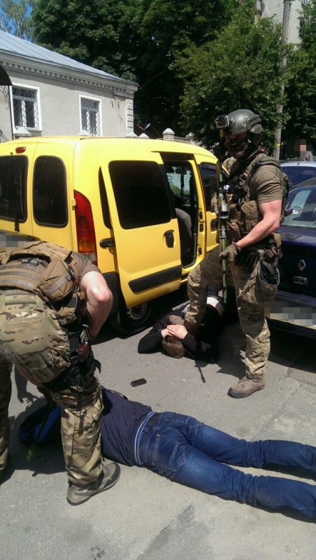 В Житомире три полицейских торговали изъятыми наркотиками