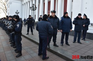 Одесситы пытались забросить в мусорный бак четырех депутатов горсовета (фото)  