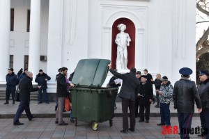 Одесситы пытались забросить в мусорный бак четырех депутатов горсовета (фото)  