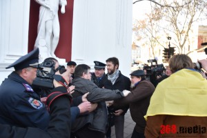 Одесситы пытались забросить в мусорный бак четырех депутатов горсовета (фото)  