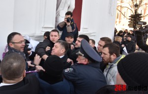 Одесситы пытались забросить в мусорный бак четырех депутатов горсовета (фото)  