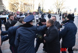 Одесситы пытались забросить в мусорный бак четырех депутатов горсовета (фото)  