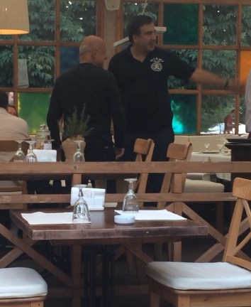 Украинские журналисты «раздули» сенсацию из-за бутылки вина для Саакашвили и Найема  