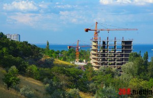 В Одессе пляжи «Большого Фонтана» превратили в огромную «наливайку»