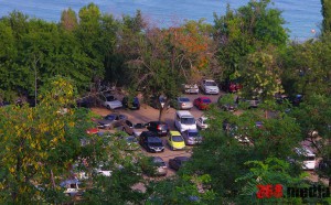 В Одессе пляжи «Большого Фонтана» превратили в огромную «наливайку»