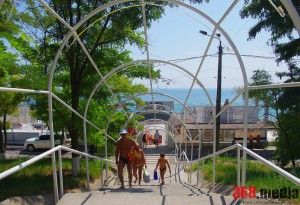 В Одессе пляжи «Большого Фонтана» превратили в огромную «наливайку»