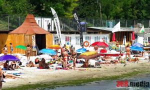 В Одессе пляжи «Большого Фонтана» превратили в огромную «наливайку»