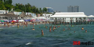 В Одессе пляжи «Большого Фонтана» превратили в огромную «наливайку»