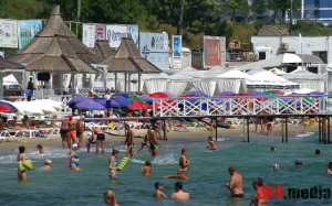 В Одессе пляжи «Большого Фонтана» превратили в огромную «наливайку»