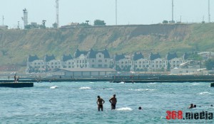 В Одессе пляжи «Большого Фонтана» превратили в огромную «наливайку»