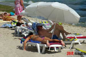 В Одессе пляжи «Большого Фонтана» превратили в огромную «наливайку»