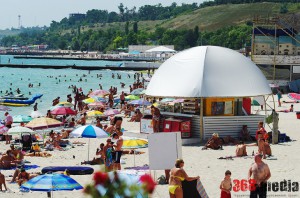 В Одессе пляжи «Большого Фонтана» превратили в огромную «наливайку»