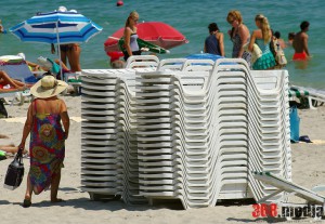 В Одессе пляжи «Большого Фонтана» превратили в огромную «наливайку»