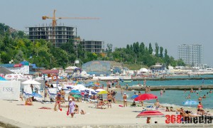 В Одессе пляжи «Большого Фонтана» превратили в огромную «наливайку»