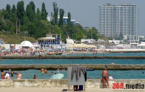 В Одессе пляжи «Большого Фонтана» превратили в огромную «наливайку»