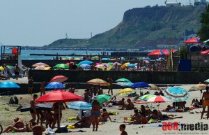 В Одессе пляжи «Большого Фонтана» превратили в огромную «наливайку»