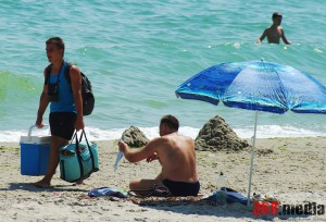 В Одессе пляжи «Большого Фонтана» превратили в огромную «наливайку»