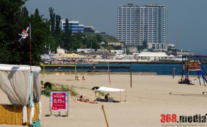 В Одессе пляжи «Большого Фонтана» превратили в огромную «наливайку»