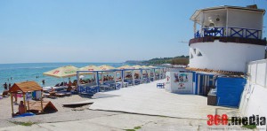 В Одессе пляжи «Большого Фонтана» превратили в огромную «наливайку»