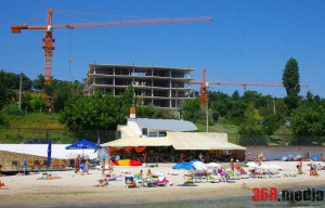 В Одессе пляжи «Большого Фонтана» превратили в огромную «наливайку»