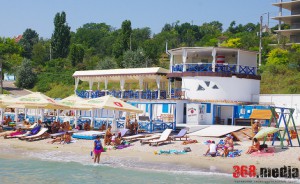 В Одессе пляжи «Большого Фонтана» превратили в огромную «наливайку»