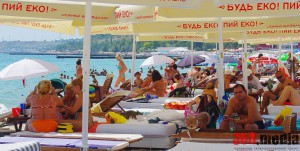 В Одессе пляжи «Большого Фонтана» превратили в огромную «наливайку»