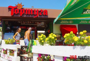 Одесские пляжи «Золотого берега»: чистая набережная, захваченные склоны и «наливайки» (фото)  