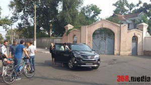 Работники Одесской обладминистрации нарушают правила на глазах у полиции (фото)  