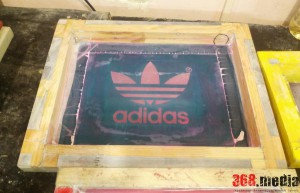 Вьетнамцы-нелегалы шили одежду в подвале кафе в центре Одессы (фото)