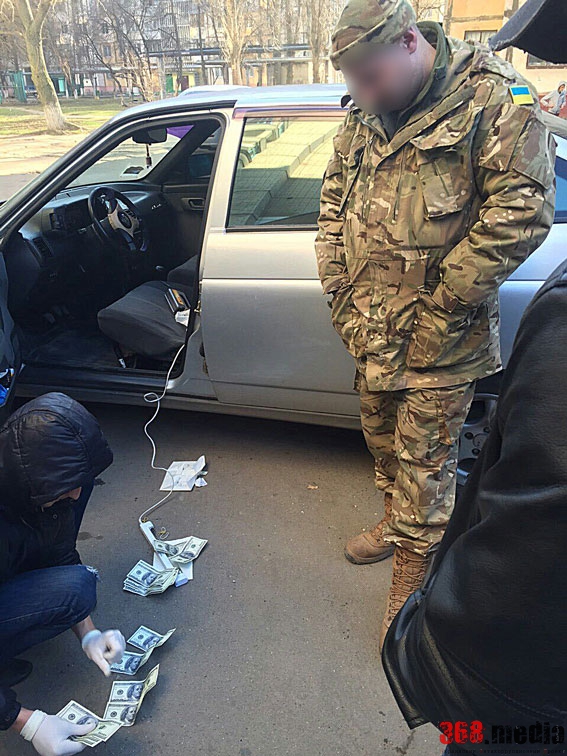 В Херсоне офицера военной службы правопорядка подкупили за семь тысяч долларов