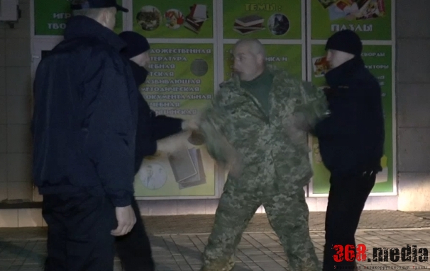 В Николаеве пьяные солдаты угрожали зарезать прохожего (видео)  