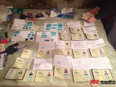 Чиновники миграционной службы и пограничники организовали незаконную легализацию иммигрантов  