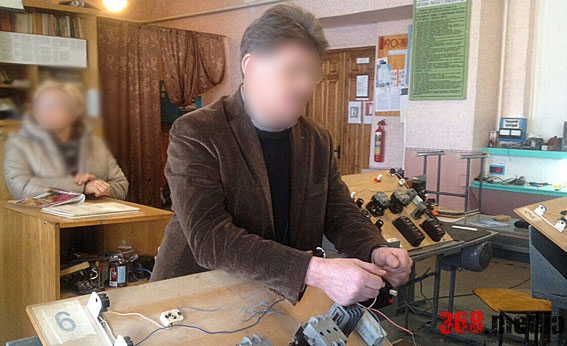 В Умани педагог требовал расписку за взятку  