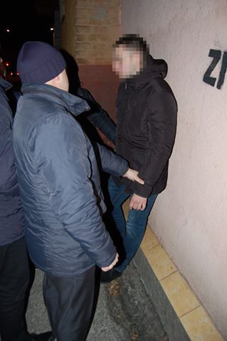 В Чернигове полицейский вымогал деньги у наркоманов  