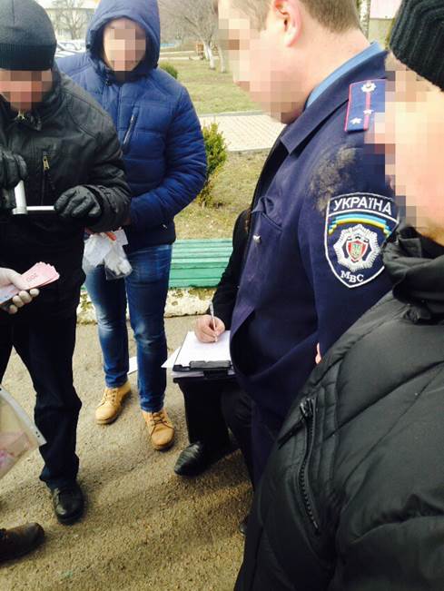 Два житомирских полицейских шантажировали мошенника  
