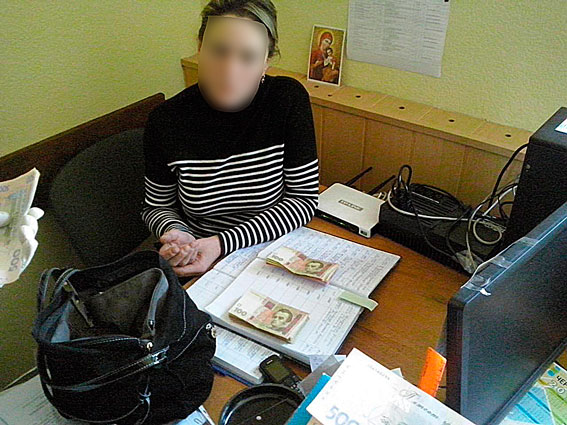 В Черкассах на взятке попались работники инспекции по вопросам прав потребителей  