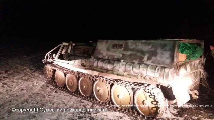 Суровые российские контрабандисты везли спирт на гусеничном тягаче (видео)  