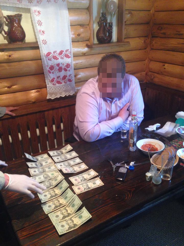 Не успел доесть борщ: черниговского таможенника задержали в кафе на взятке в 500 долларов