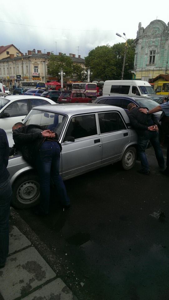В Стрые задержали трех полицейских-взяточников  