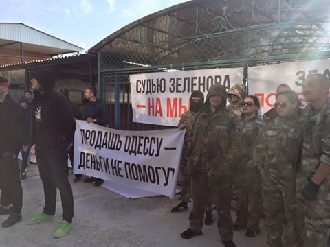 У дома судьи устроили митинг в "защиту" Одесской ТЭЦ (фото)  