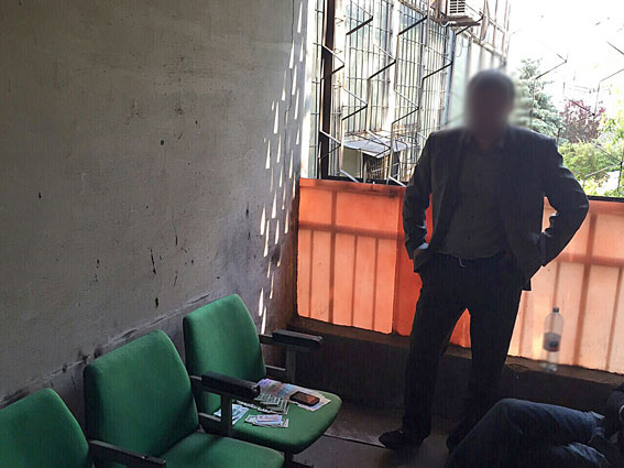Днепропетровский чиновник требовал шесть тысяч гривен за бесплатную путевку  