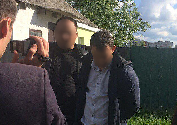 Черкасский полицейский обещал вернуть авто за четыре тысячи гривен  