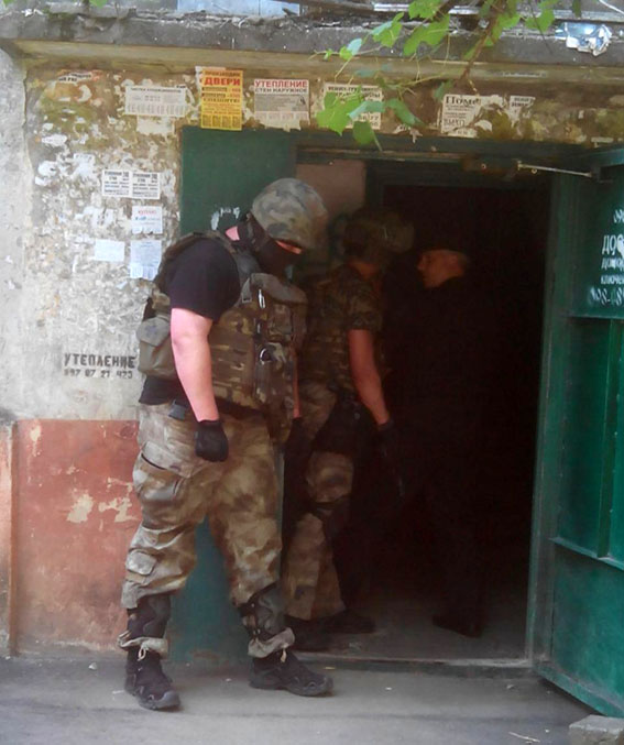 В Мариуполе вооруженный хозяин квартиры бросил гранату в полицейского (видео)  
